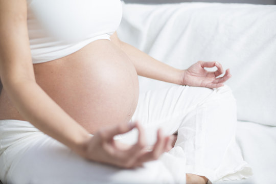 Schwangere Frau Sitzend Beim Yoga