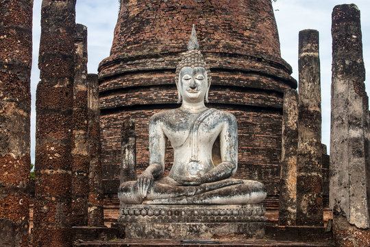 Buddha image at Wat Sa Si temple ruin in Sukhothai