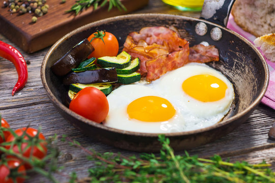 Bacon, eggs and vegetables