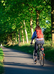 Fahrradtour Ausflug Frau auf Fahrrad - Biking Woman