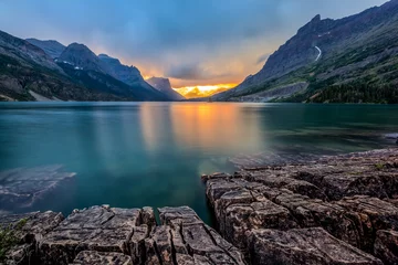 Fototapeten sunset at St. Mary Lake, Glacier national park, MT © kanonsky