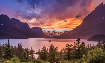 Crédence de cuisine en verre imprimé Amérique centrale Beautiful sunset at St. Mary Lake in Glacier national park