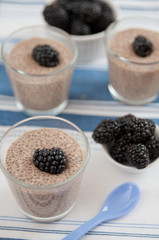 Chia Pudding mit Brombeeren
