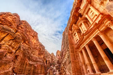 Zelfklevend Fotobehang Al Khazneh in de oude Jordaanse stad Petra, Jordan © Hamdan Yoshida