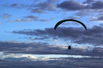 Photo sur Plexiglas Sports aériens silhouette of paragliding on beautiful sky background