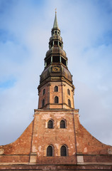 Obraz premium Facade of Saint Peter's Church in Riga historical center, Latvia