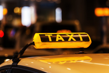 Taxischild auf einem Taxidach bei Nacht