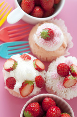 イチゴのカップケーキ