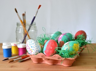 Ostereier in Eierpappe mit Pinsel und Farbe