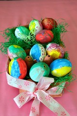 Ostereier von Kindern bemalt als Deko mit Schleife