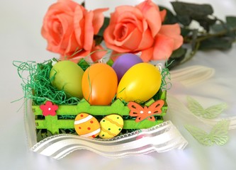 Osterdekoration mit bunten Ostereiern