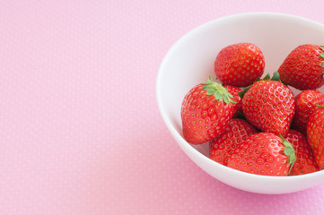 白いボールに入ったイチゴ