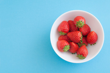 白いボールに入ったイチゴ