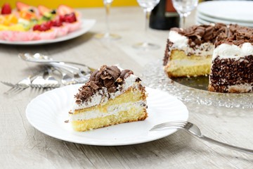 Fetta di torta al cioccolato farcita con panna