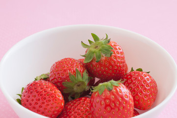 白いボールに入ったイチゴ