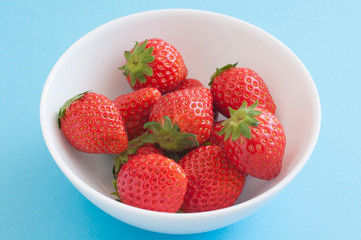 白いボールに入ったイチゴ