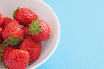 白いボールに入ったイチゴ