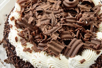 Torta panna e cioccolato farcita