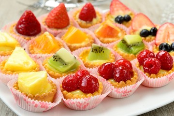 Pasticcini mignon alla frutta con crema pasticcera