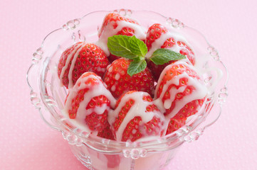 ガラスの器に入ったイチゴ