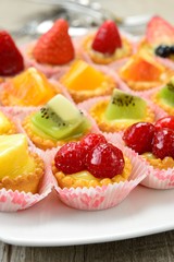 Pasticcini mignon alla frutta con crema pasticcera