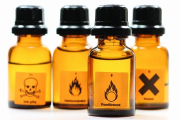 Apothekerflaschen isoliert auf weißem Hintergrund (Fokus auf Flasche mit Piktogramm 'brandfördernd')