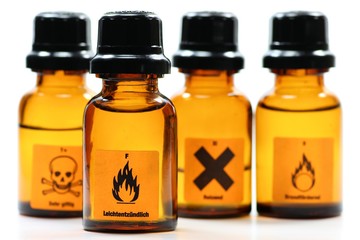 Apothekerflaschen isoliert auf weißem Hintergrund (Fokus auf Flasche mit Piktogramm...