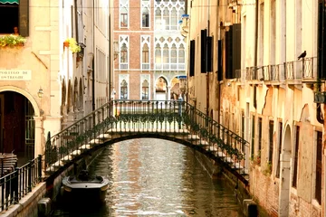 Gordijnen Bridge on the canal in Venice © onneur