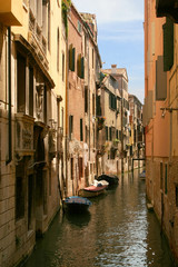 Obraz na płótnie Canvas Boats in the canal in Venice