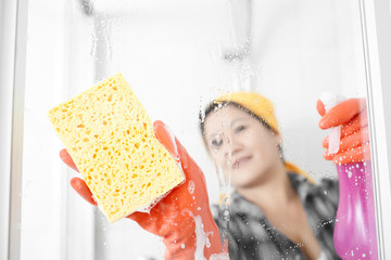 cleaning it with yellow sponge