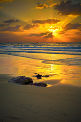 Farbenfroher Sonnenuntergang über dem Meer