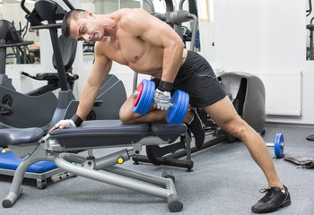 Obraz na płótnie Canvas Young man training in the gym