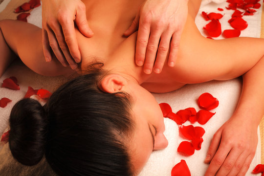 Femme se faisant masser