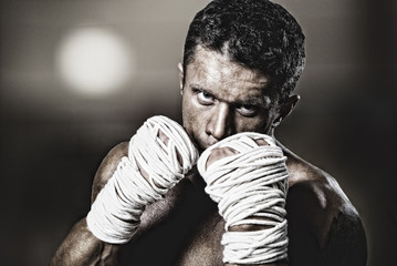 Strong man street fighter, by the hand wound rope