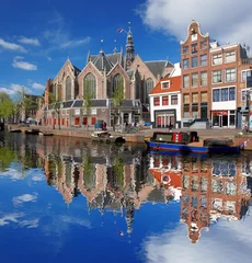 Plexiglas foto achterwand Amsterdam stad met boot op kanaal in Holland © Tomas Marek