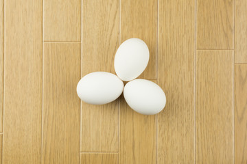 支え合っている卵