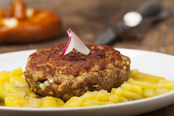 Bayerische Fleischpflanzerl mit Kartoffelsalat