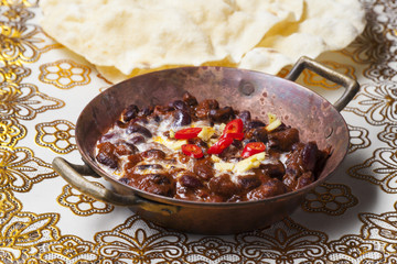 indische Dhal Gericht in einer Kupferpfanne