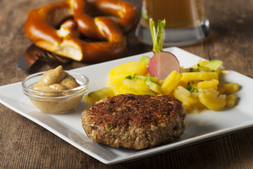 Bayerische Fleischpflanzerl mit Kartoffelsalat