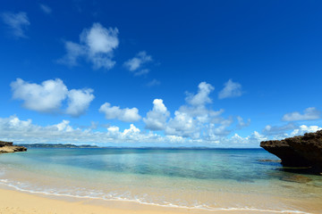 Obraz na płótnie Canvas 南国の美しいビーチと紺碧の空
