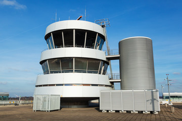 alter Tower des Düsseldorfer Flughafens