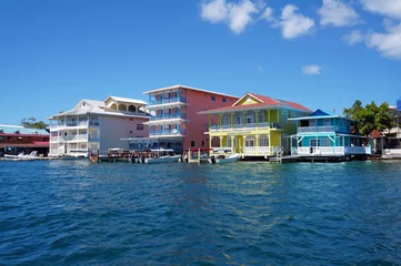Fototapeten Bunte karibische Gebäude über dem Wasser © dam