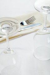 Weinglaser und Besteck