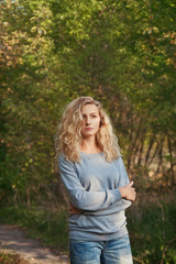 Obraz premium portrait of a beautiful girl in the park in autumn