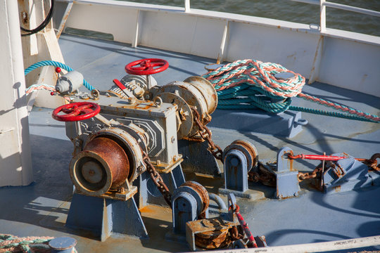 Moteur à bord d'un chalutier au port de Douarnenez