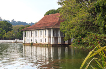 Fototapeta na wymiar Jezioro w pobliżu świątyni Tooth Relic