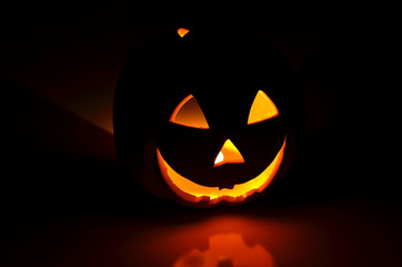 Halloween-Kürbis im Dunkeln