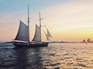 Fototapeta na wymiar Ship sails next to Manhattan