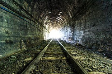 Fototapeta na wymiar Światło na końcu tunelu kolejowy