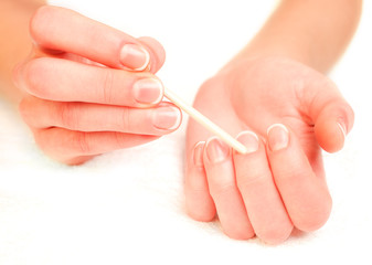 Soin des mains (repousser les cuticules)